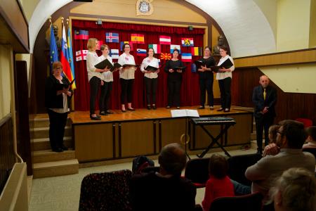 Koncert je povezovala Monika Ribnikar  
